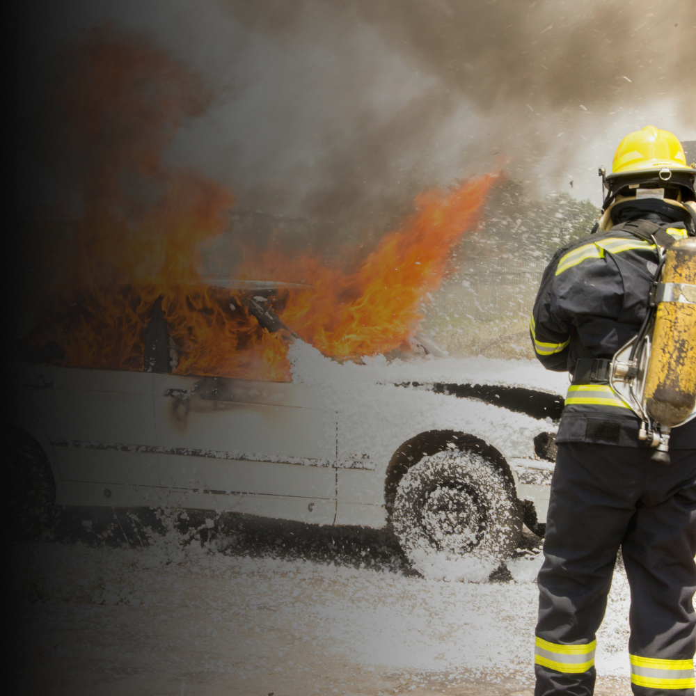 Bombeiros usando a sld em veículo em chamas